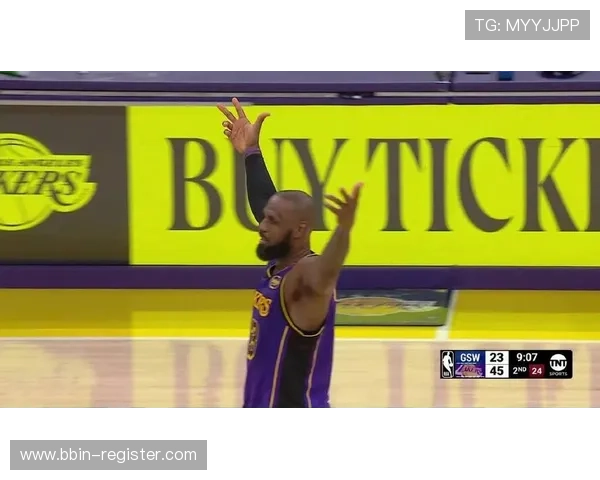 詹姆斯绝杀瞬间点燃全场观众呐喊声浪沸腾宛如篮球艺术盛宴