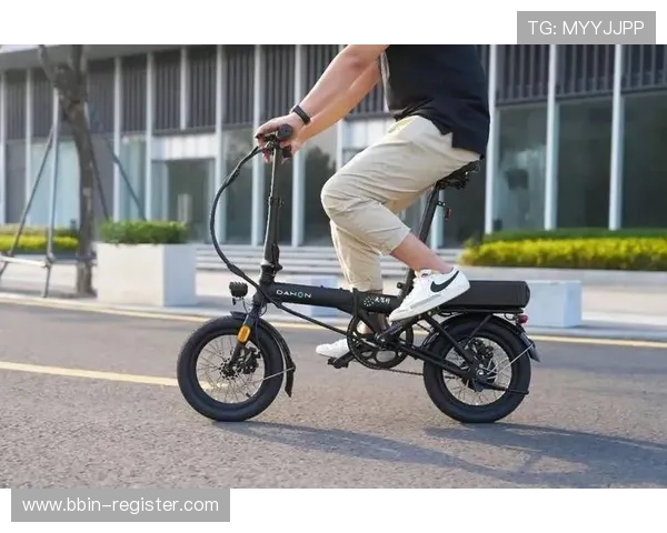 街头偶遇漫步自行车兼具锻炼与代步功能网友称其为走车新型出行方式